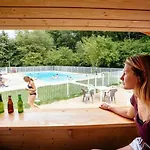 Camping Zecamping 3 étoiles Parc Aquatique Pet Friendly Jacuzzi
